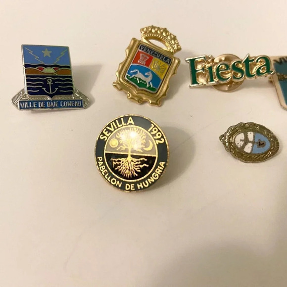 Vintage Lot of 6 Assorted Pins Venezuela Rio Negro Sevilla Ville de Baie Comeau - Picture 9 of 16